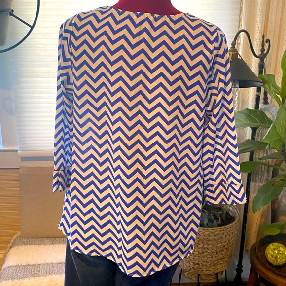 Everly Blue/White Chevron Stripe 3/4 Sleeve Blouse (S) - Picture 3 of 3
